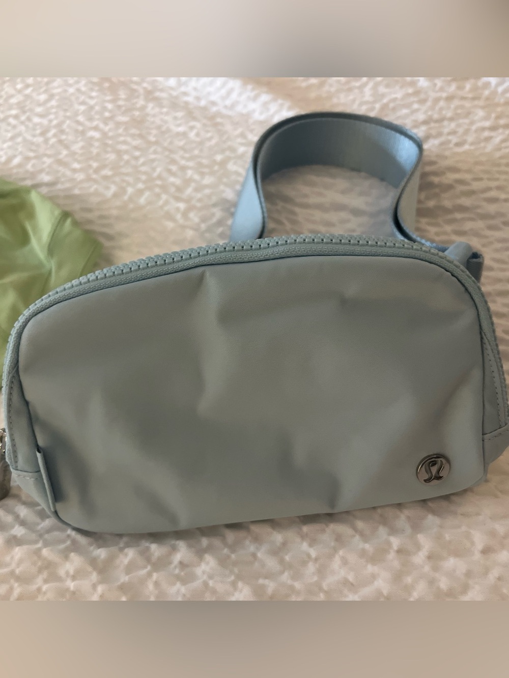 Lululemon Everywhere Belt Bag 1L Foam Cloud - Picture 2 of 4